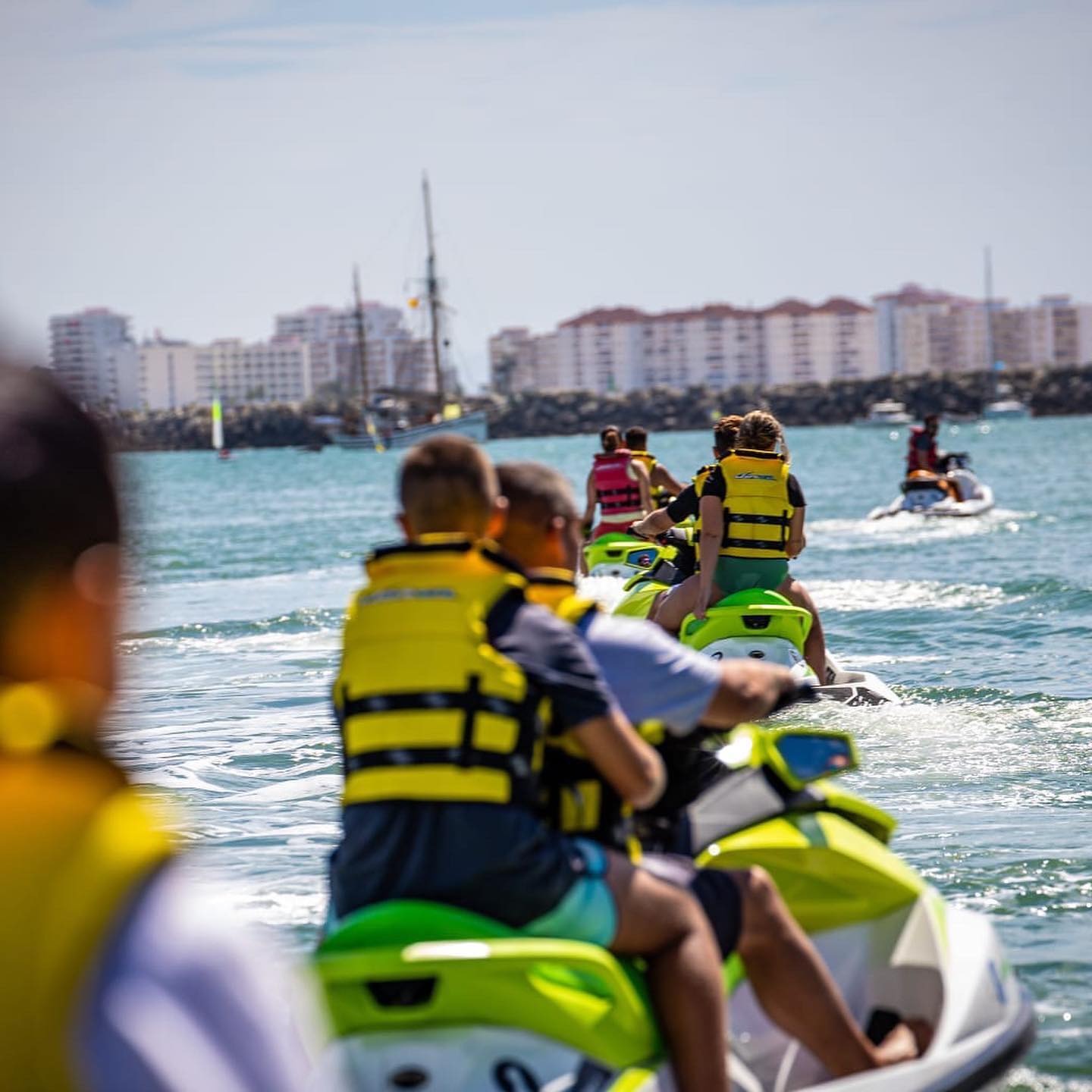 Motos de agua navegando en grupo